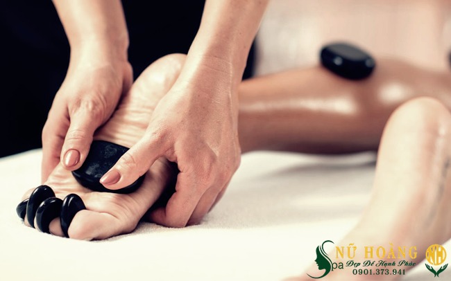 Massage body đá nóng có nhiều lợi ích